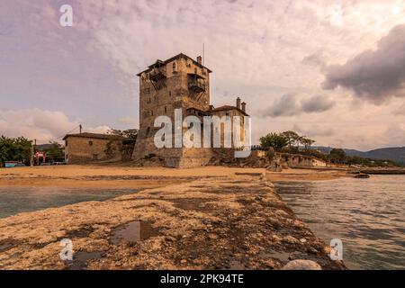 La célèbre Tour byzantine de Prosphorion. La tour de guet est située à Ouranoupoli Chalkidiki, près de Thessalonique, en Grèce, directement au bord de la mer. Exposition longue le soir au coucher du soleil Banque D'Images