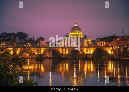 Vue depuis le pont Ponte Umberto I sur le pont Angel / Pons Aelius / Ponte Sant'Angelo vers le Vatican et Saint-Ange Basilique Saint-Pierre le soir Banque D'Images