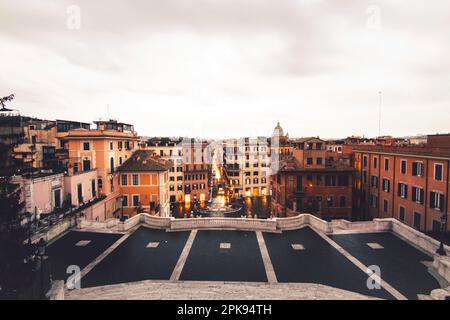 Les marches espagnoles à Rome, Italie. Le célèbre escalier baroque Scalinata di Trinità dei Monti le matin, déserte. Banque D'Images