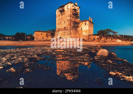 La célèbre Tour byzantine de Prosphorion. La tour de guet est située à Ouranoupoli Chalkidiki, près de Thessalonique, en Grèce, directement au bord de la mer. Exposition longue le soir au coucher du soleil Banque D'Images