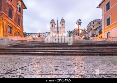 Les marches espagnoles à Rome, Italie. Le célèbre escalier baroque Scalinata di Trinità dei Monti le matin, déserte. Banque D'Images