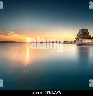 La célèbre Tour byzantine de Prosphorion. La tour de guet est située à Ouranoupoli Chalkidiki, près de Thessalonique, en Grèce, directement au bord de la mer. Exposition longue le soir au coucher du soleil Banque D'Images