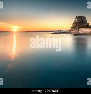 La célèbre Tour byzantine de Prosphorion. La tour de guet est située à Ouranoupoli Chalkidiki, près de Thessalonique, en Grèce, directement au bord de la mer. Exposition longue le soir au coucher du soleil Banque D'Images