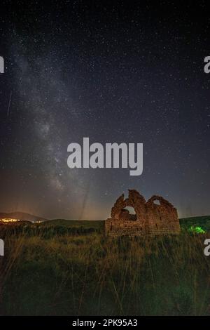 Milky Way au-dessus d'une ruine d'église. L'église Saint-Marc sur l'île de Krk en Croatie Banque D'Images