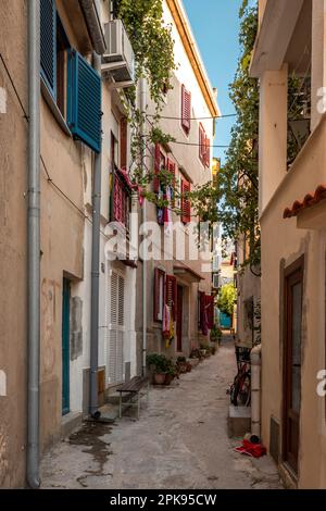 Vieille ville de Baöka, en Croatie, de belles petites rues étroites avec de grandes maisons anciennes et des façades. Krk en Croatie Banque D'Images