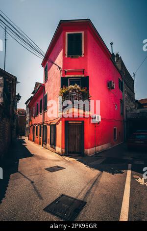 Rues étroites et ruelles de la vieille ville de Rovinj, Istria, Croatie, belles maisons historiques Banque D'Images