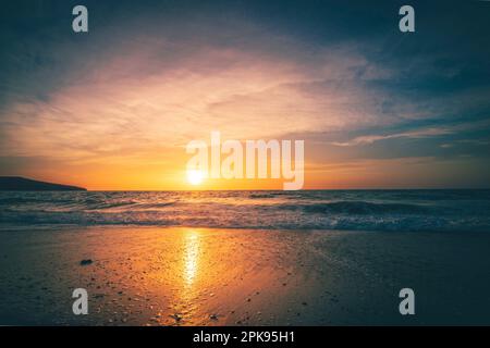 Vue sur la mer le matin. Lever de soleil sur la mer Méditerranée contre la lumière Banque D'Images