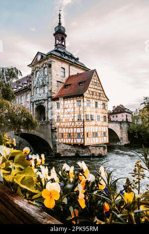 Bamberg, l'historique Brücken Rathaus comme un bâtiment à colombages au milieu de la rivière Regnitz dans la matinée, lever du soleil en Allemagne Banque D'Images