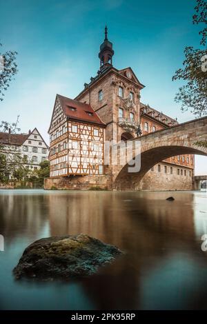 Bamberg, l'historique Brücken Rathaus comme un bâtiment à colombages au milieu de la rivière Regnitz dans la matinée, lever du soleil en Allemagne Banque D'Images