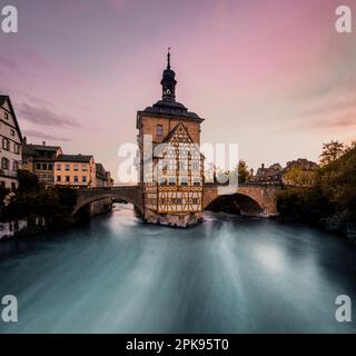 Bamberg, l'historique Brücken Rathaus comme un bâtiment à colombages au milieu de la rivière Regnitz dans la matinée, lever du soleil en Allemagne Banque D'Images