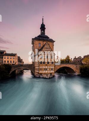 Bamberg, l'historique Brücken Rathaus comme un bâtiment à colombages au milieu de la rivière Regnitz dans la matinée, lever du soleil en Allemagne Banque D'Images