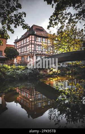 Bamberg, l'historique Brücken Rathaus comme un bâtiment à colombages au milieu de la rivière Regnitz dans la matinée, lever du soleil en Allemagne Banque D'Images