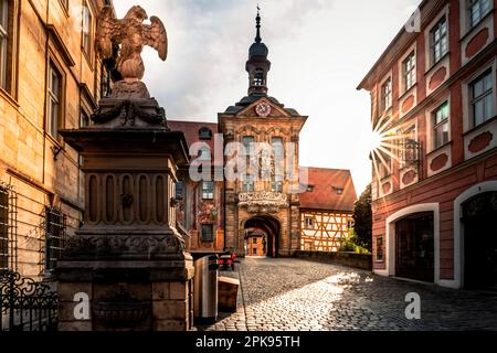 Bamberg, l'historique Brücken Rathaus comme un bâtiment à colombages au milieu de la rivière Regnitz dans la matinée, lever du soleil en Allemagne Banque D'Images