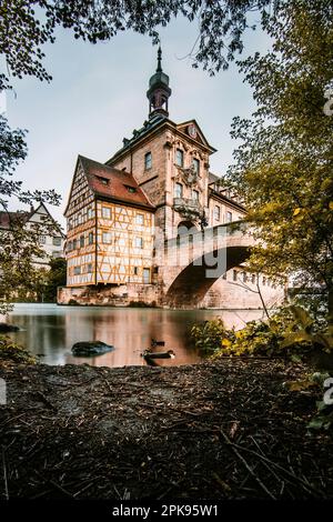 Bamberg, l'historique Brücken Rathaus comme un bâtiment à colombages au milieu de la rivière Regnitz dans la matinée, lever du soleil en Allemagne Banque D'Images