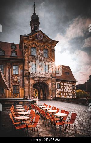 Bamberg, l'historique Brücken Rathaus comme un bâtiment à colombages au milieu de la rivière Regnitz dans la matinée, lever du soleil en Allemagne Banque D'Images