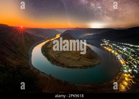 Chemin laiteux sur la Moselle et la boucle de la Moselle au-dessus de Bremmm. Ciel étoilé en Allemagne Banque D'Images