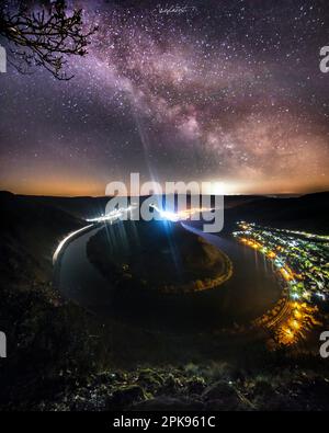 Chemin laiteux sur la Moselle et la boucle de la Moselle au-dessus de Bremmm. Ciel étoilé en Allemagne Banque D'Images