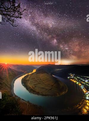 Chemin laiteux sur la Moselle et la boucle de la Moselle au-dessus de Bremmm. Ciel étoilé en Allemagne Banque D'Images