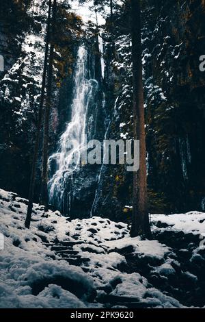 La cascade de Burgbach à Bad Rippoldsau-Schapbach, Forêt Noire, magnifique paysage d'hiver avec neige et glace Banque D'Images