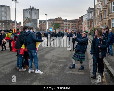 Glasgow, Écosse. ROYAUME-UNI. 28 mars 2023 : rassemblement de foules pour le match en Écosse et en Espagne au parc Hampden, en Écosse. Banque D'Images