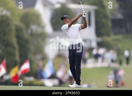 Augusta, États-Unis. 06th avril 2023. Tiger Woods réussit son tir d'approche au premier trou de la première partie du tournoi de Masters au club de golf national d'Augusta, Géorgie, jeudi, 6 avril 2023. Photo de John Angelillo/UPI crédit: UPI/Alay Live News Banque D'Images