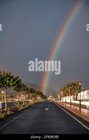 Arc-en-ciel sur des dunes de sable et une route des dunes. Parc national de Corralejo le matin, province de Las Palmas, Fuerteventura, îles Canaries, Espagne Banque D'Images