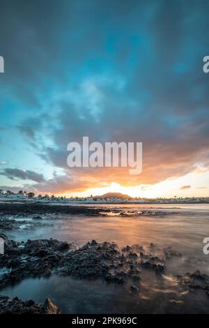 Coucher de soleil à Playa Vista Lobos, longue exposition à la mer, plage de lave Corralejo, îles Canaries, Espagne Banque D'Images