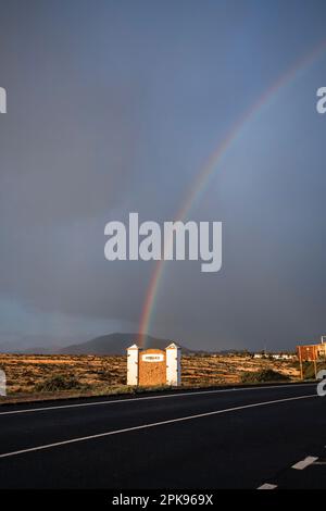 Arc-en-ciel sur des dunes de sable et une route des dunes. Parc national de Corralejo le matin, province de Las Palmas, Fuerteventura, îles Canaries, Espagne Banque D'Images