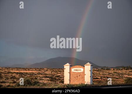 Arc-en-ciel sur des dunes de sable et une route des dunes. Parc national de Corralejo le matin, province de Las Palmas, Fuerteventura, îles Canaries, Espagne Banque D'Images