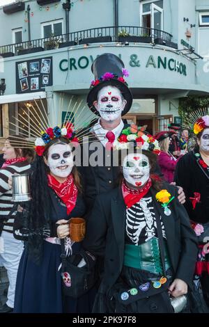 Angleterre, East Sussex, Eastbourne, participants à la procession annuelle de la Bonfire Society Banque D'Images