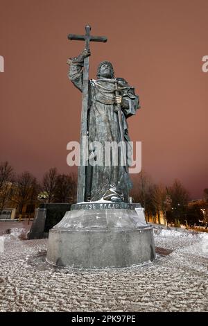 Moscou, Russie - 1 janvier 2022: Monument à Vladimir le Grand sur la place Borovitskaya froid neige nuit d'hiver. Christianisation de Kievan Rus'. Vlad Banque D'Images