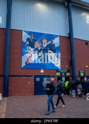 Glasgow, Écosse. ROYAUME-UNI. 28 mars 2023 : rassemblement de foules pour le match en Écosse et en Espagne au parc Hampden, en Écosse. Banque D'Images