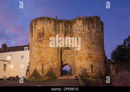 Angleterre, Kent, Tonbridge, le château de Tonbridge la nuit Banque D'Images