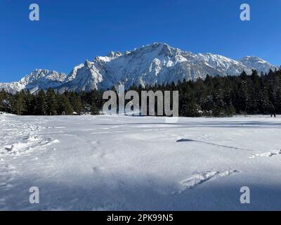 Paysage d'hiver à Lautersee à Mittenwald, vue sur les montagnes Karwendel, chapelle Maria Königin, montagnes, nature, ciel bleu, soleil, activité, montagnes de Wetterstein, Alpenwelt Karwendel, Mittenwald, Haute-Bavière, Allemagne Banque D'Images