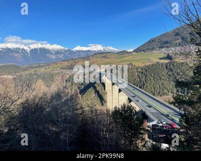 Vue de l'Europakapelle à l'Europabrücke, Brenner Freeway, Inntal, Stubaital, Karwendel montagnes, Nordkette, Innsbruck, ciel bleu, soleil, montagnes, Nature, activité, Schönberg im Stubaital, Tyrol, Autriche Banque D'Images