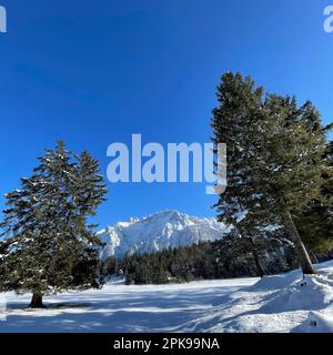 Paysage d'hiver à Lautersee à Mittenwald, vue sur les montagnes Karwendel, chapelle Maria Königin, montagnes, nature, ciel bleu, soleil, activité, montagnes de Wetterstein, Alpenwelt Karwendel, Mittenwald, Haute-Bavière, Allemagne Banque D'Images