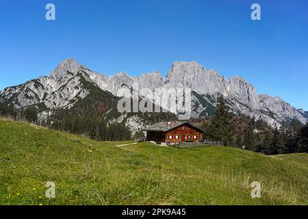 Autriche, province de Salzbourg, Pinzgau, parc naturel de Weißbach, Hirschbichl, Litzlalm, cabane alpine de Gramlerkaser, vue sur la Reiteralpe dans la région de Berchtesgaden Banque D'Images