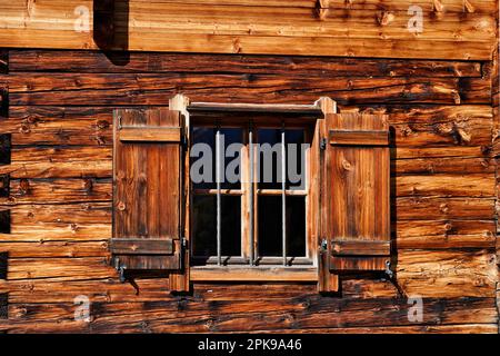 Autriche, province de Salzbourg, Pinzgau, parc naturel Weißbach, Hirschbichl, Litzlalm, cabane alpine, construction en bois, fenêtre avec volets Banque D'Images