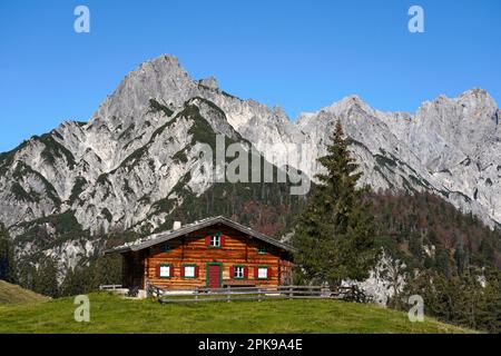 Autriche, province de Salzbourg, Pinzgau, parc naturel de Weißbach, Hirschbichl, Litzlalm, cabane alpine de Gramlerkaser, vue sur la Reiteralpe dans la région de Berchtesgaden Banque D'Images