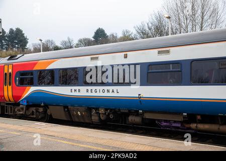 Un train dessert la gare de Chesterfield, dans le Derbyshire Banque D'Images