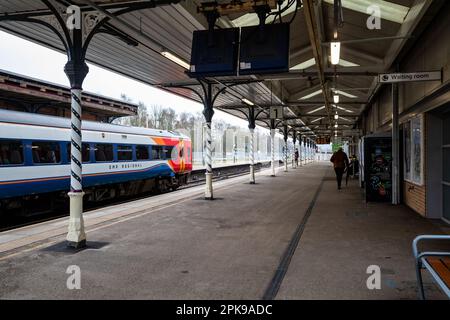 Un train dessert la gare de Chesterfield, dans le Derbyshire Banque D'Images