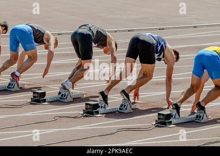 groupe de coureurs de sprinter en position de départ prêt, course de 100 mètres dans les championnats d'athlétisme d'été Banque D'Images