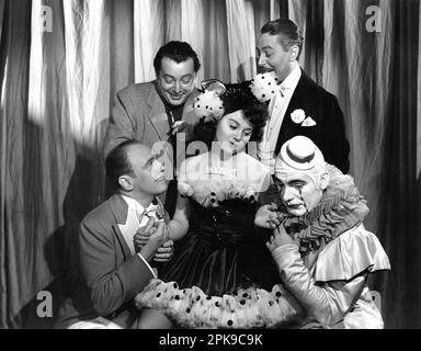 Director LEWIS MILESTONE on Set Candid pose avec LE JEUNE ROLAND OLYMPE BRADNA REGINALD GARDINER et PAT O'BRIEN (en costume clown) pendant le tournage de LA NUIT DES NUITS (titre de travail HAPPY ENDING) 1939 réalisateur LEWIS MILESTONE écrivain Donald Ogden Stewart Paramount Pictures Banque D'Images