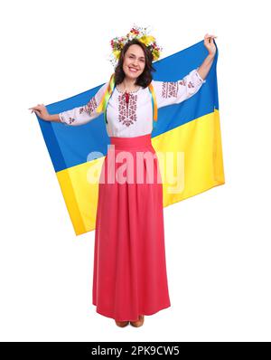 Femme heureuse en vêtements nationaux avec drapeau de l'Ukraine sur fond blanc Banque D'Images