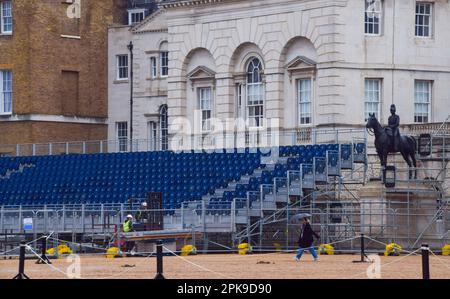 Londres, Royaume-Uni. 06th avril 2023. Les travailleurs installent des sièges dans la parade des gardes à cheval tandis que les préparatifs pour le couronnement du roi Charles III, qui a lieu à 6 mai, commencent autour de Londres. Crédit : SOPA Images Limited/Alamy Live News Banque D'Images