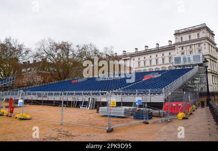 Londres, Royaume-Uni. 06th avril 2023. Les travailleurs installent des sièges dans la parade des gardes à cheval tandis que les préparatifs pour le couronnement du roi Charles III, qui a lieu à 6 mai, commencent autour de Londres. Crédit : SOPA Images Limited/Alamy Live News Banque D'Images