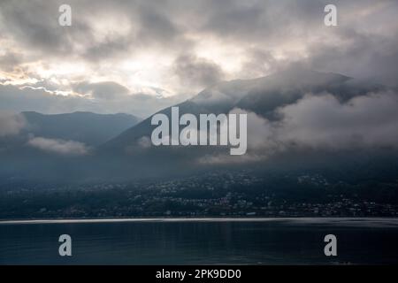 02.10.2016, Suisse, Canton du Tessin, Ascona - ambiance automnale au crépuscule du matin au lac majeur. 00A161002D080CAROEX.JPG [VERSION DU MODÈLE : NON A. Banque D'Images