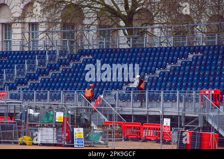 Londres, Royaume-Uni. 06th avril 2023. Les travailleurs installent des sièges dans la parade des gardes à cheval tandis que les préparatifs pour le couronnement du roi Charles III, qui a lieu à 6 mai, commencent autour de Londres. (Photo de Vuk Valcic/SOPA Images/Sipa USA) crédit: SIPA USA/Alay Live News Banque D'Images