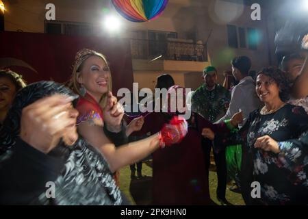 02.09.2017, Turquie, Aksaray, Boghazkeui - les femmes dansant lors d'un mariage traditionnel dans un village d'Anatolie, à gauche la mariée de Pologne. 00A17090 Banque D'Images