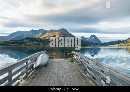 Norvège, côte Atlantique à Kystriksveien, route côtière Fv17, camping Furoy, Halsa, jetée avec canoë Banque D'Images